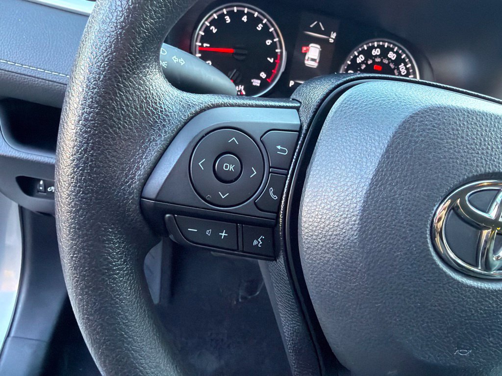 Used 2021 Toyota RAV4 LE AWD/4WD image 16
