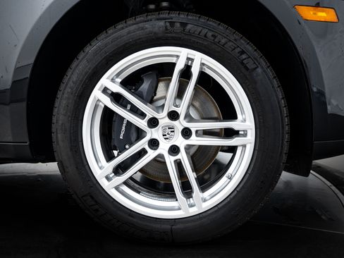 Certified 2026 Porsche Macan AWD/4WD image 11