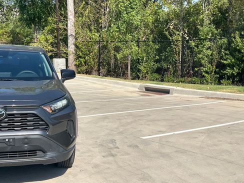 Used 2022 Toyota RAV4 LE FWD image 3