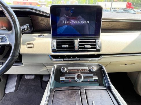 Used 2018 Lincoln Navigator Select w/ Technology Package image 12