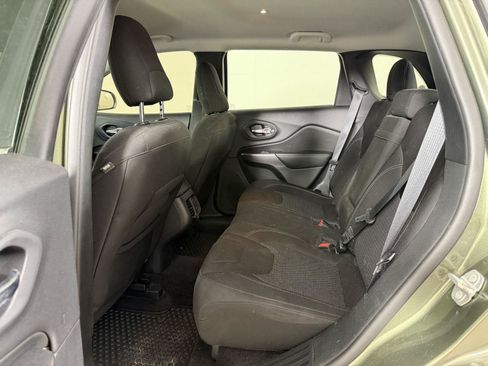 Used 2019 Jeep Cherokee Latitude w/ Cold Weather Group AWD/4WD image 16