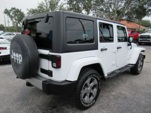 Used 2018 Jeep Wrangler Unlimited Sahara w/ Connectivity Group AWD/4WD image 5