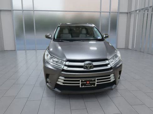 Used 2019 Toyota Highlander XLE AWD/4WD image 3