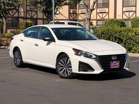 Used 2025 Nissan Altima 2.5 SV FWD image 2