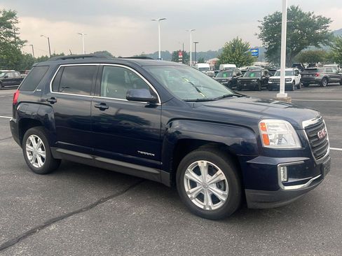 Used 2017 GMC Terrain SLE w/ Convenience Package FWD image 2