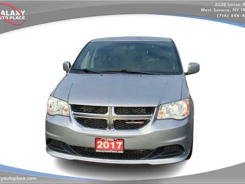 Used 2017 Dodge Grand Caravan SE FWD image 2