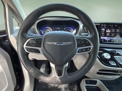 Used 2023 Chrysler Pacifica Touring-L FWD image 12