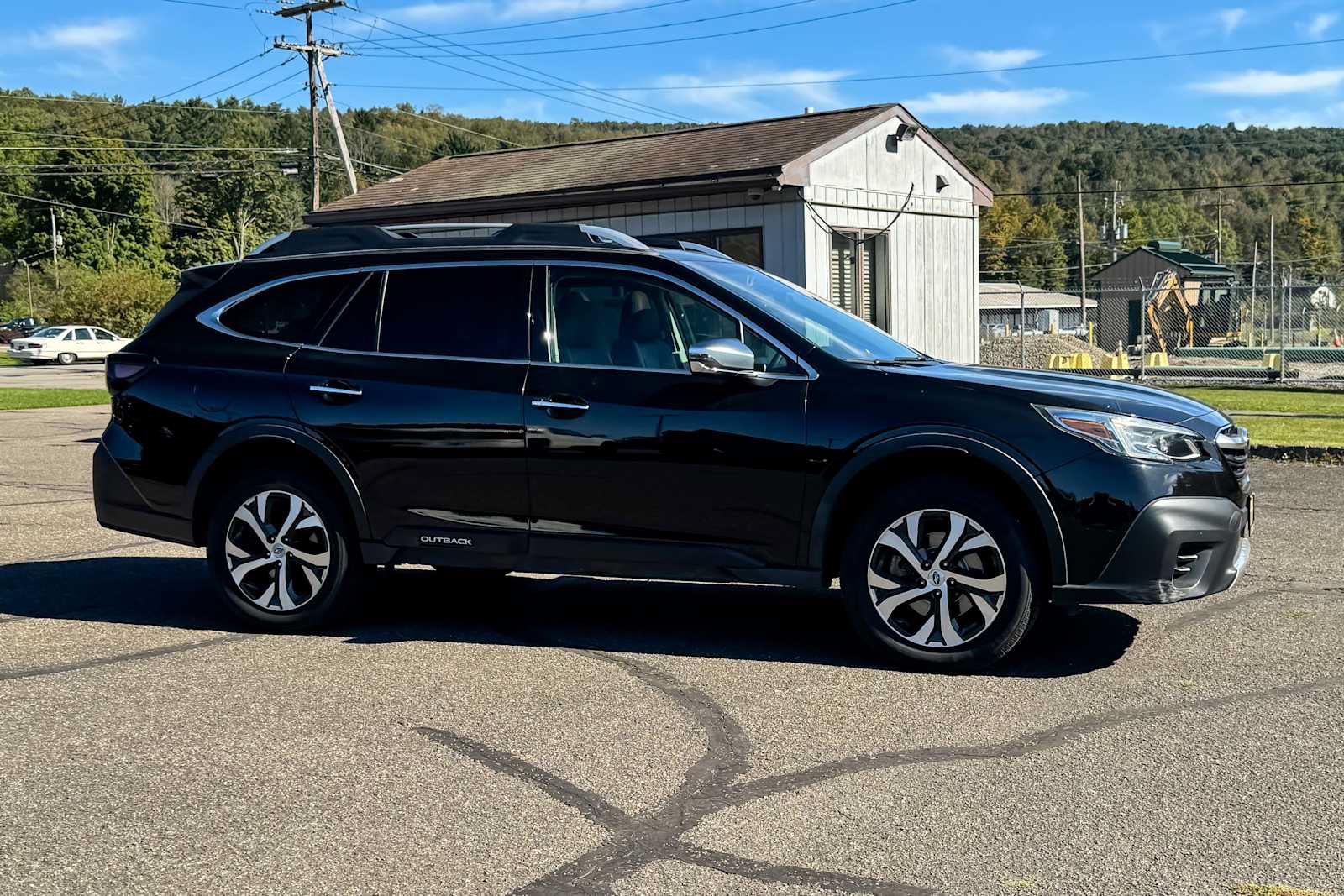 Certified 2022 Subaru Outback Touring AWD/4WD image 2