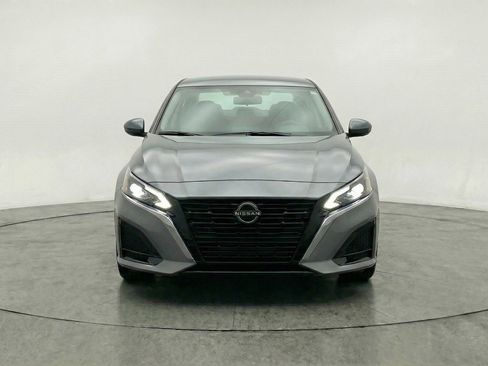 Used 2025 Nissan Altima 2.5 SV FWD image 2