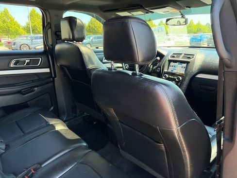 Used 2017 Ford Explorer XLT w/ Equipment Group 202A AWD/4WD image 30