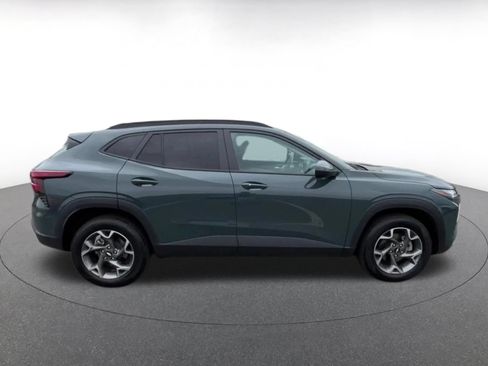Used 2025 Chevrolet Trax LT w/ LT Convenience Package FWD image 16