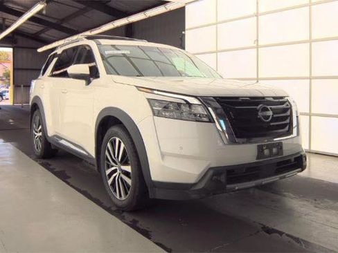 Used 2023 Nissan Pathfinder Platinum FWD image 3