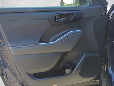Used 2022 Toyota Highlander L FWD image 8