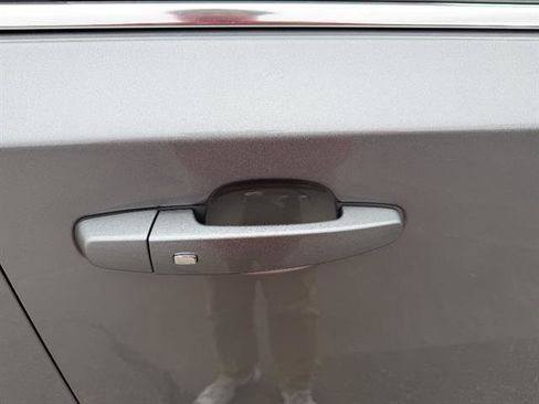 Used 2023 Chevrolet Traverse LT image 11