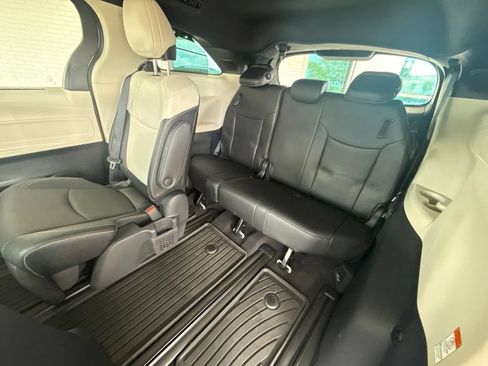 Used 2026 Toyota Sienna Limited FWD image 37