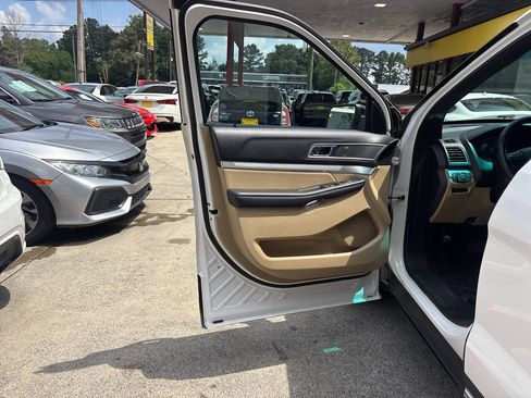 Used 2017 Ford Explorer XLT w/ Equipment Group 202A FWD image 9