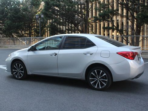 Used 2017 Toyota Corolla SE image 9