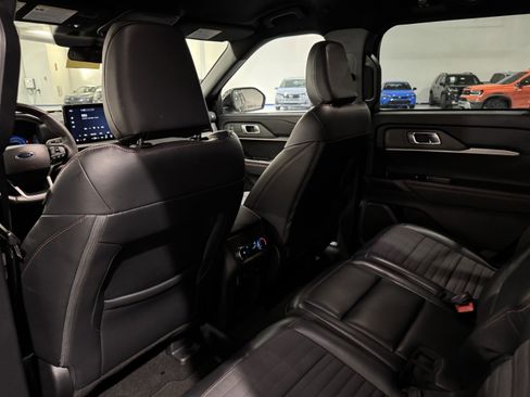 Used 2025 Ford Explorer ST-Line w/ ST-Line Street Pack image 35