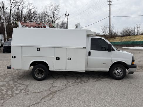 Used 2021 GMC Savana 3500 w/ Power Convenience Package image 8