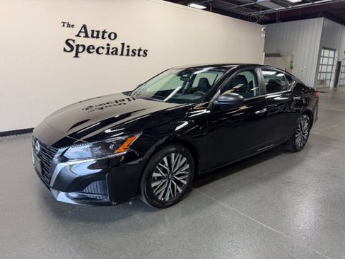 Used 2025 Nissan Altima 2.5 SV FWD image 1
