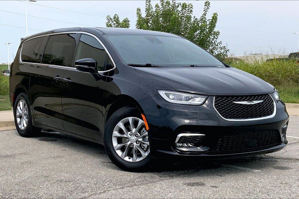 Used 2026 Chrysler Pacifica Limited FWD image 33
