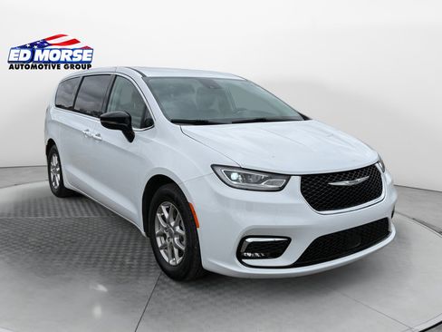 Used 2024 Chrysler Pacifica Touring-L FWD image 7