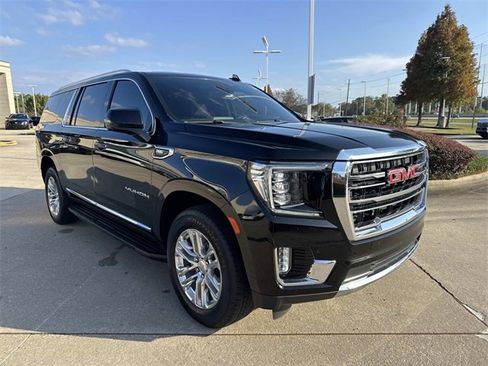 Used 2023 GMC Yukon XL SLT w/ SLT Premium Package image 3