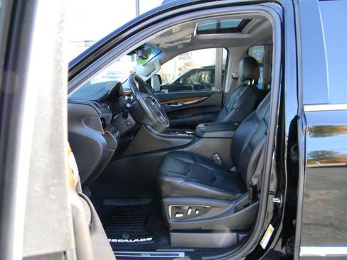 Used 2017 Cadillac Escalade Luxury image 11