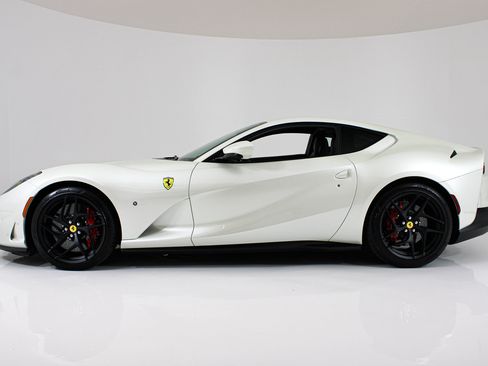 Used 2020 Ferrari 812 Superfast RWD image 3