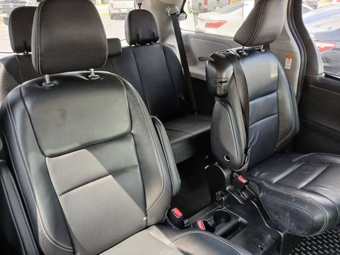 Used 2019 Toyota Sienna SE FWD image 16