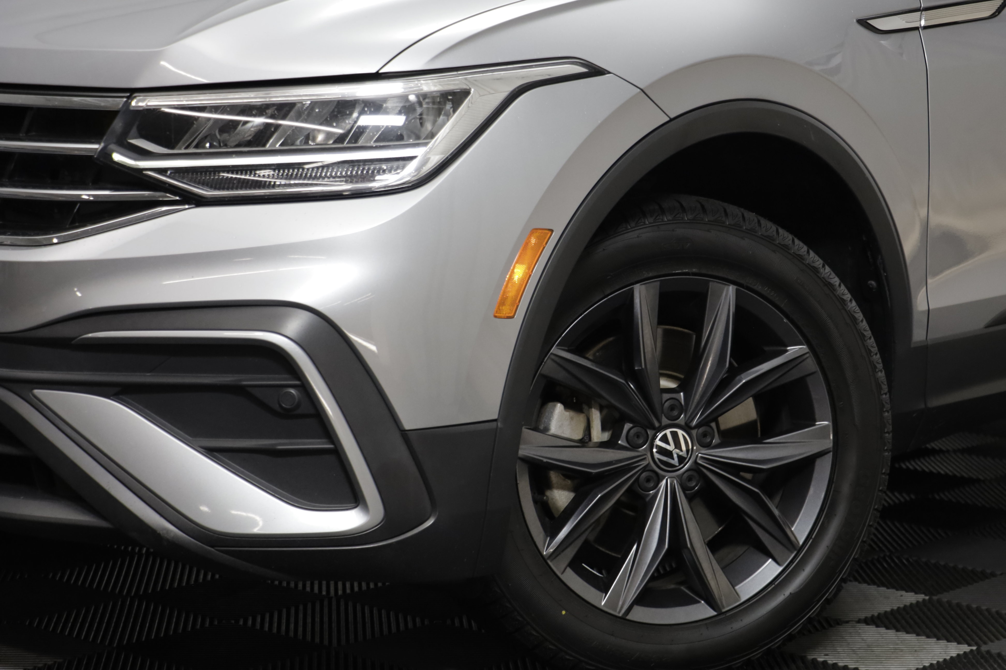Used 2022 Volkswagen Tiguan SE AWD/4WD image 3