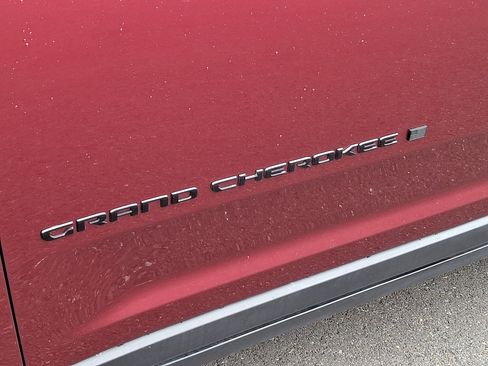 Certified 2025 Jeep Grand Cherokee Altitude AWD/4WD image 30