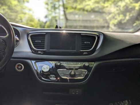 Used 2018 Chrysler Pacifica Touring Plus w/ S Appearance Package FWD image 18