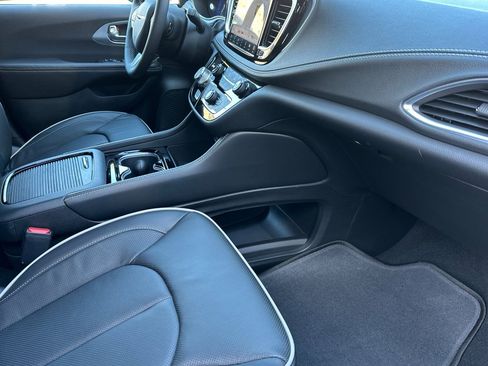 New 2026 Chrysler Pacifica Limited image 21