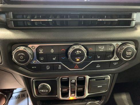 New 2025 Jeep Gladiator Sport image 25