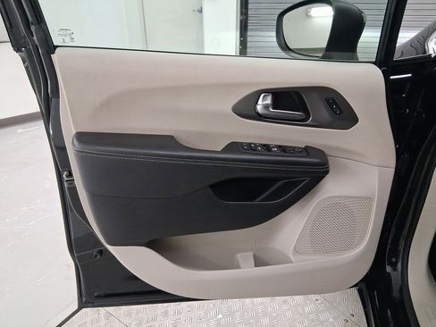 Used 2023 Chrysler Pacifica Touring-L image 18