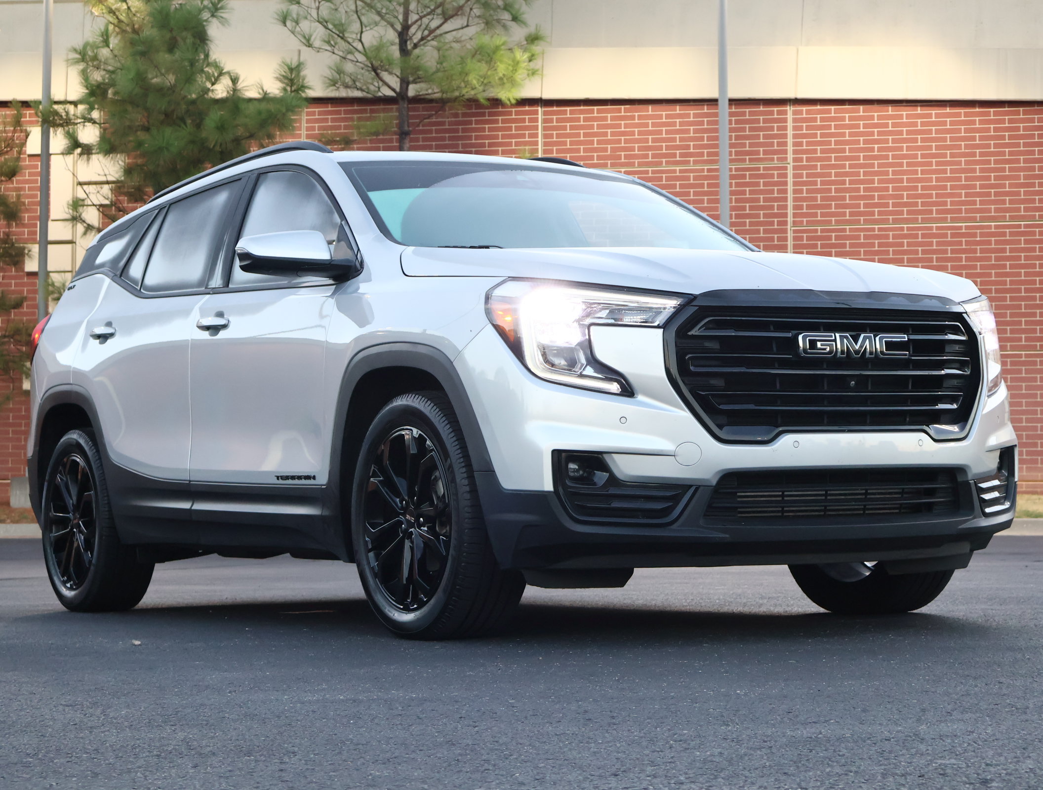 Used 2022 GMC Terrain SLT w/ Infotainment Package II FWD image 1