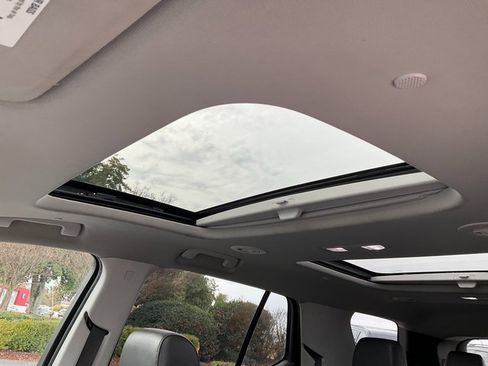 Used 2021 Chevrolet Traverse RS image 9