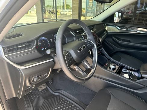 Used 2023 Jeep Grand Cherokee Laredo w/ Luxury Tech Group I AWD/4WD image 9