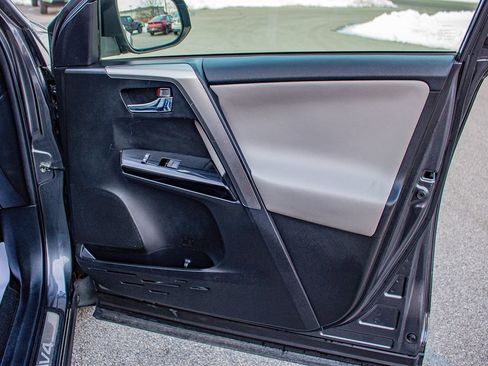 Used 2016 Toyota RAV4 Limited image 18