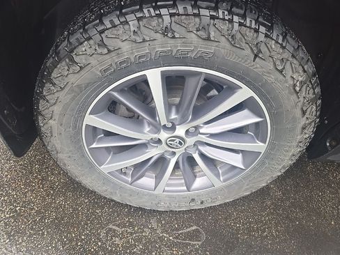 Used 2019 Toyota Highlander XLE AWD/4WD image 11