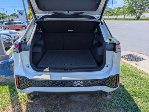 New 2026 Volkswagen Tiguan SEL R-Line AWD/4WD image 11