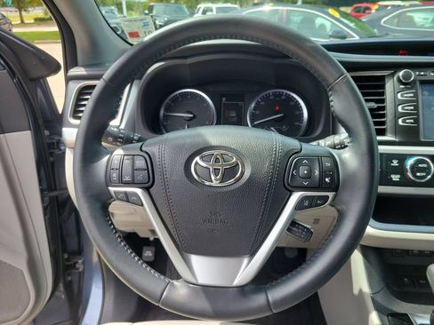 Used 2018 Toyota Highlander XLE FWD image 19