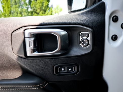 Used 2024 Jeep Wrangler Unlimited Sahara w/ Technology Group AWD/4WD image 15