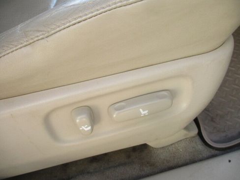 Used 2005 Toyota Highlander 4WD V6 w/ 3rd Row image 21