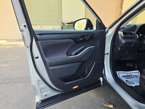 Used 2020 Toyota Highlander LE image 9