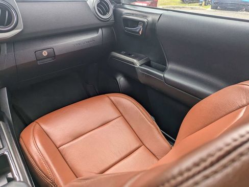 Used 2017 Toyota Tacoma TRD Sport w/ Tow Package AWD/4WD image 16