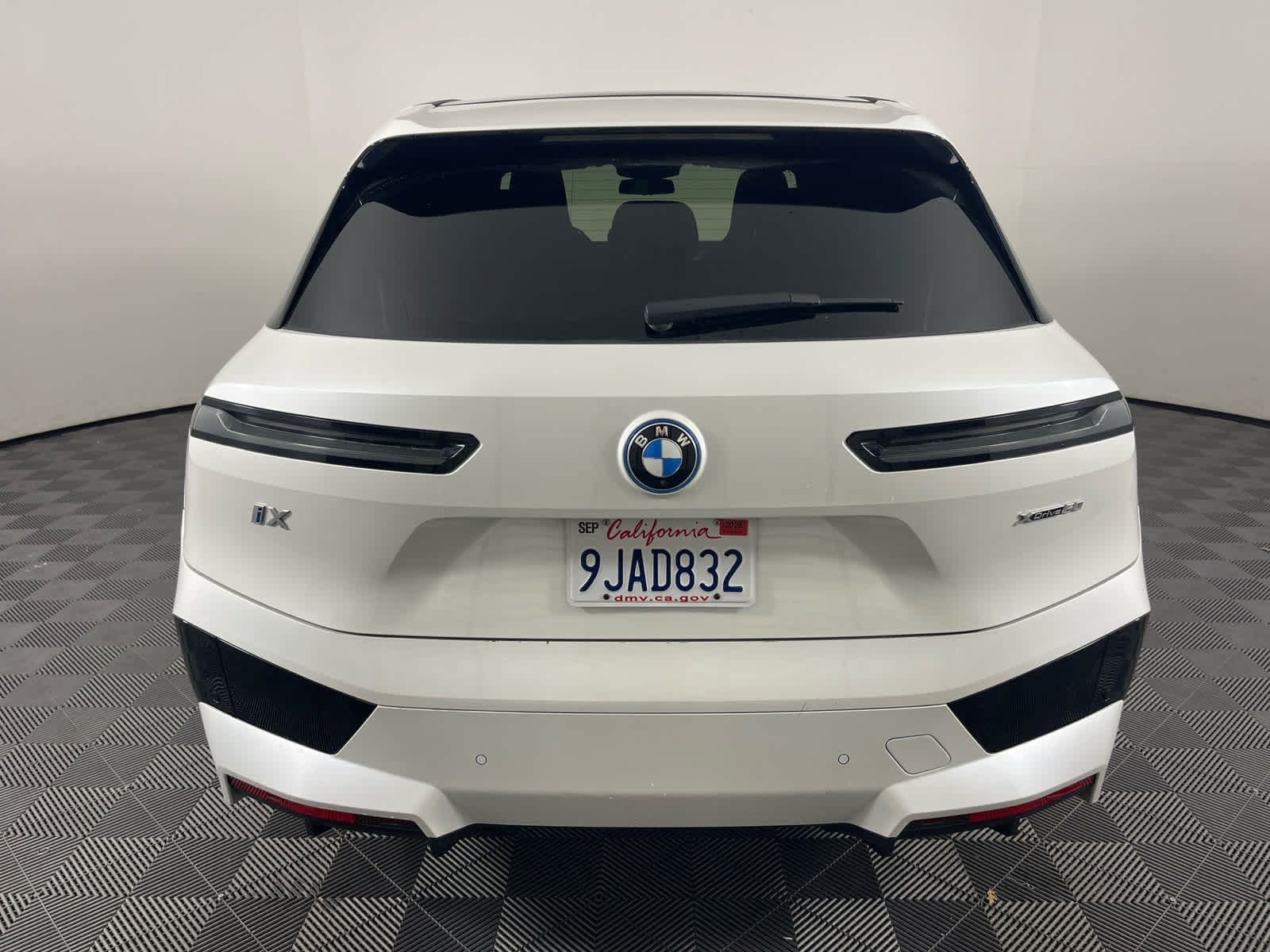 Used 2024 BMW iX xDrive50 w/ Premium Package AWD/4WD image 4