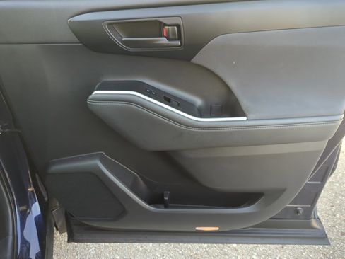 Used 2022 Toyota Highlander L FWD image 25