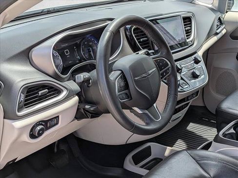 Used 2022 Chrysler Pacifica Touring-L FWD image 9